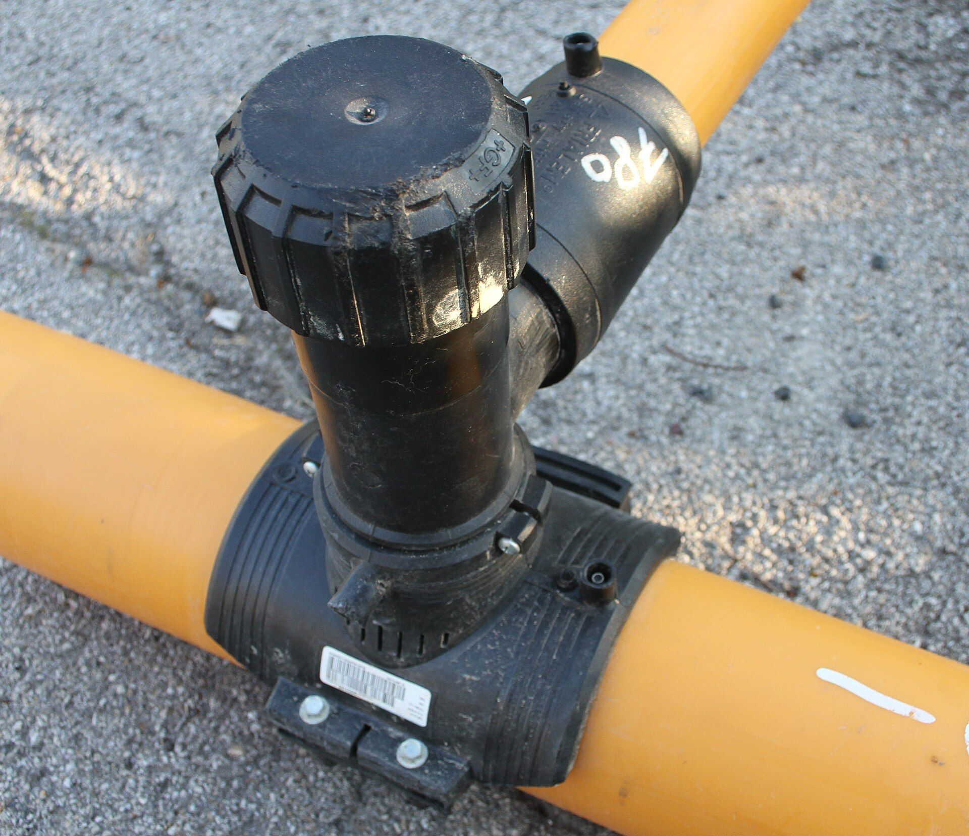 Ein Gasverteil-Formstück an gelbem Polyethylenrohr